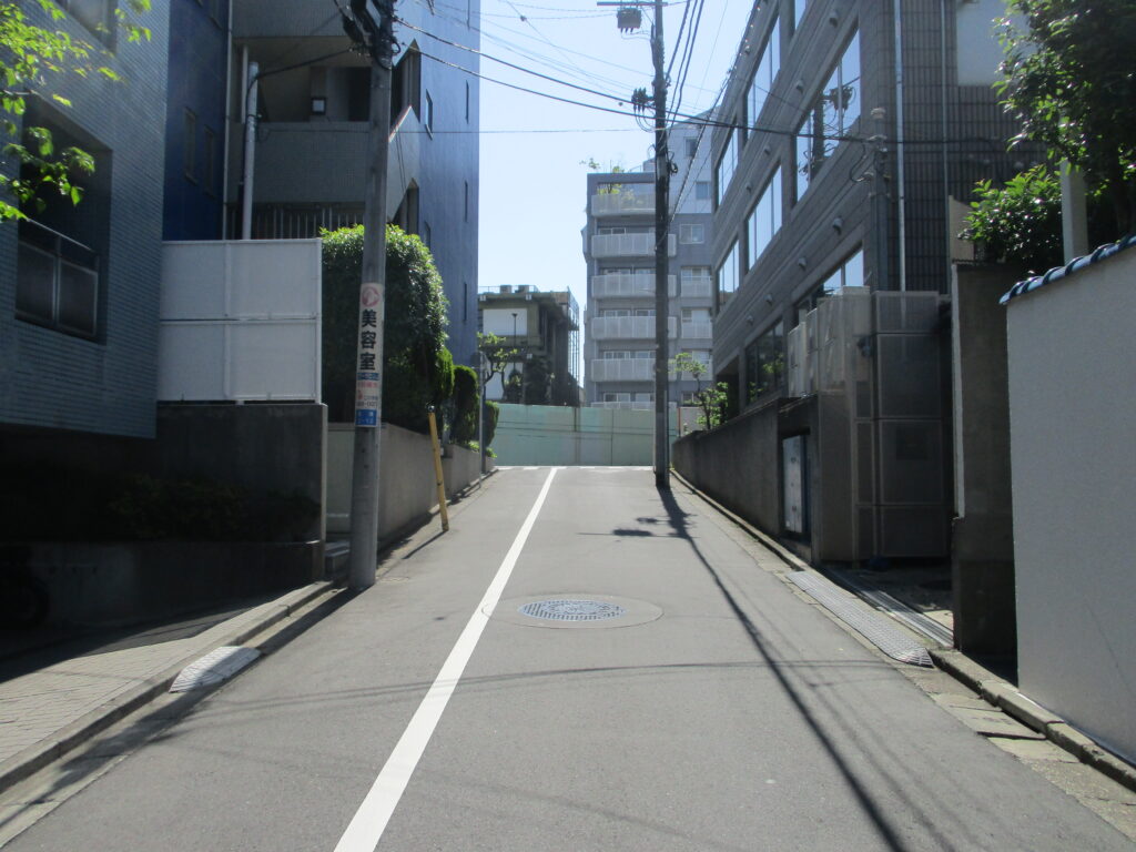 松濤コートハウスの前面道路